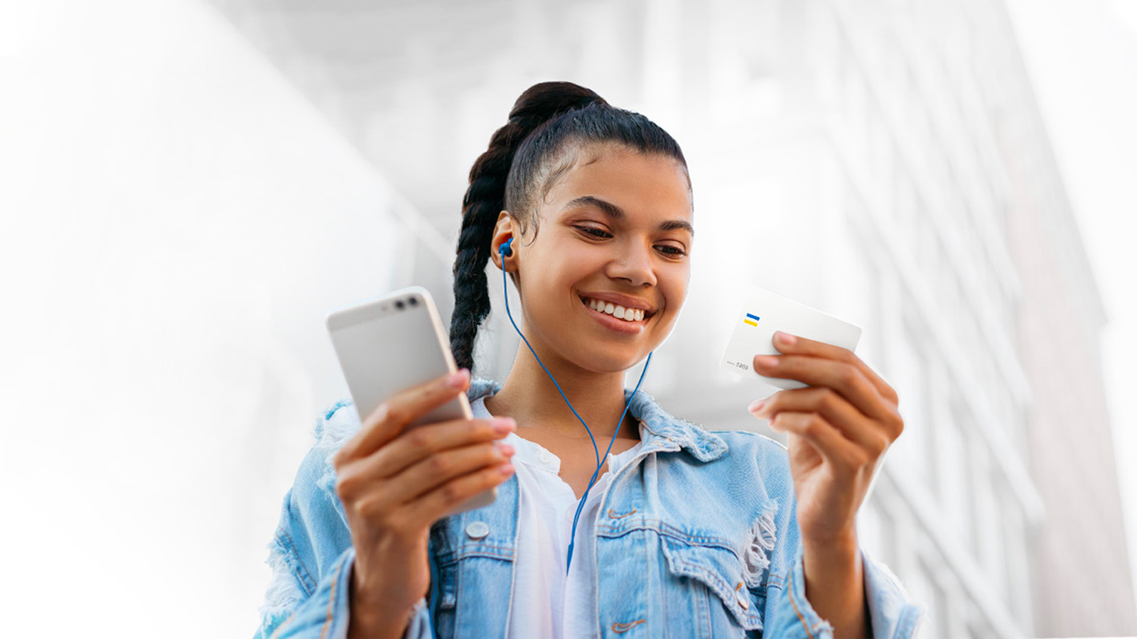 Mujer enviando una remesa a través de su celular