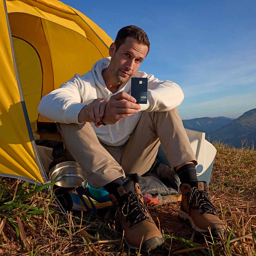 Hombre con tarjeta Visa en la mano